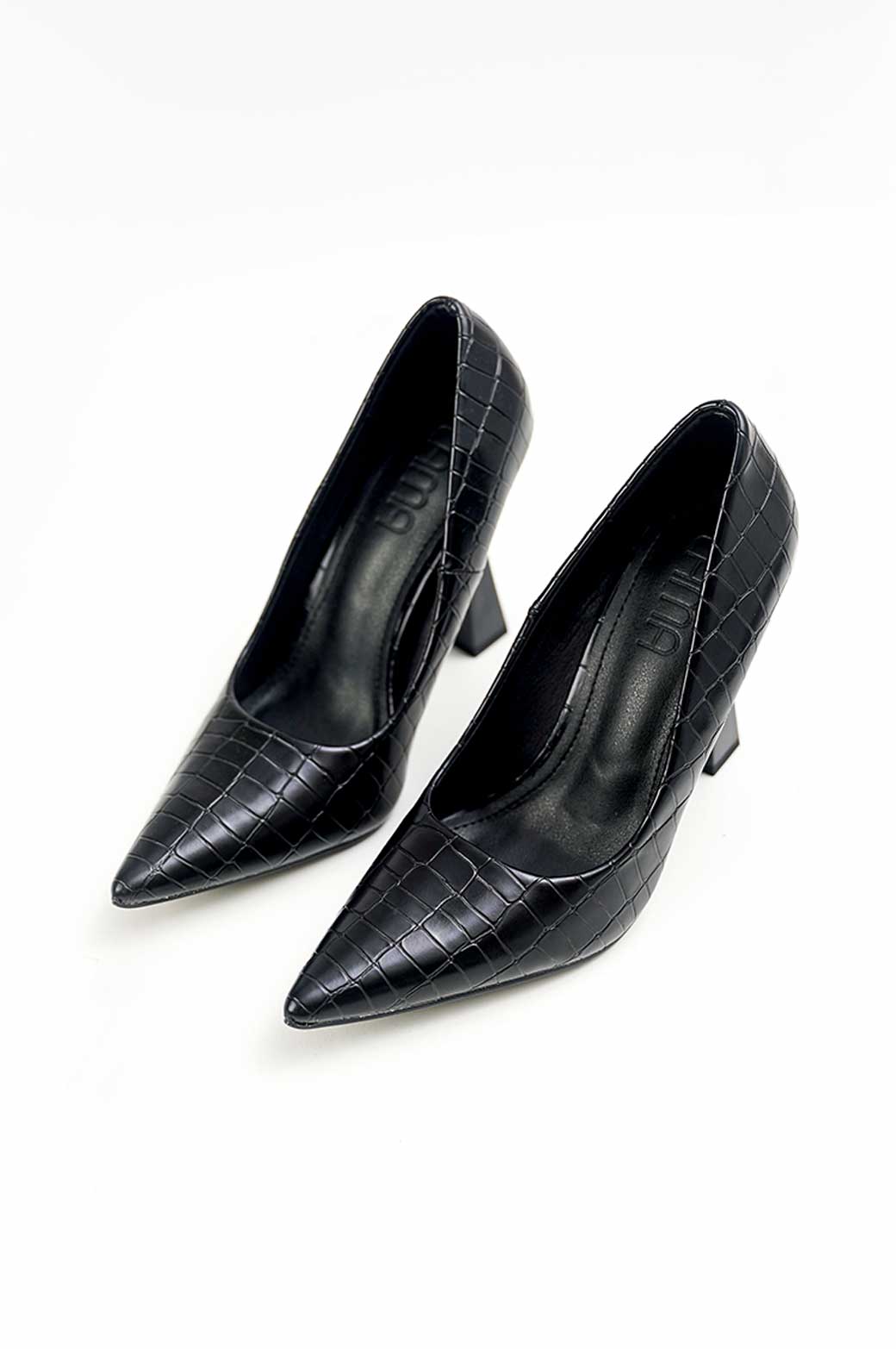 BLACK POINTED TEXTURED HEEL