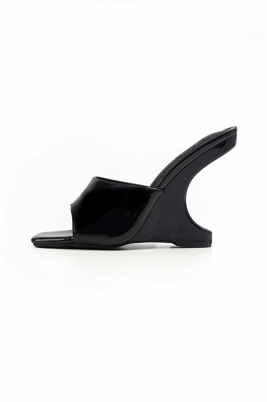 BLACK SCULPTED HEEL