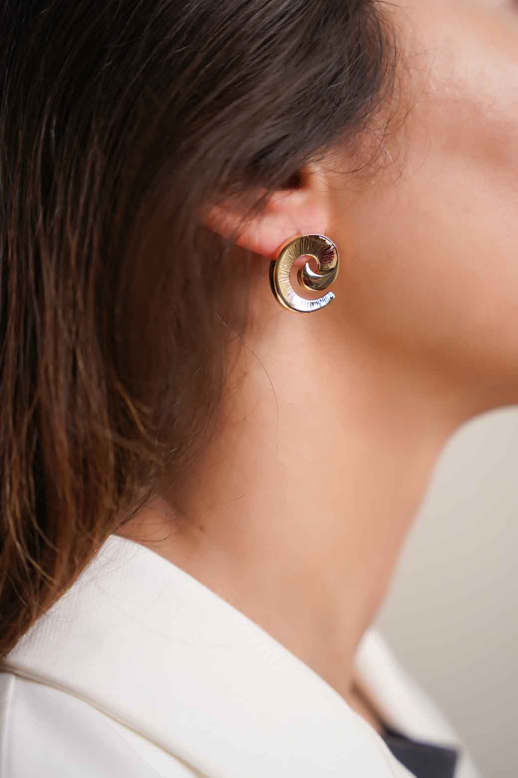 GOLD METALLIC COIL STUD