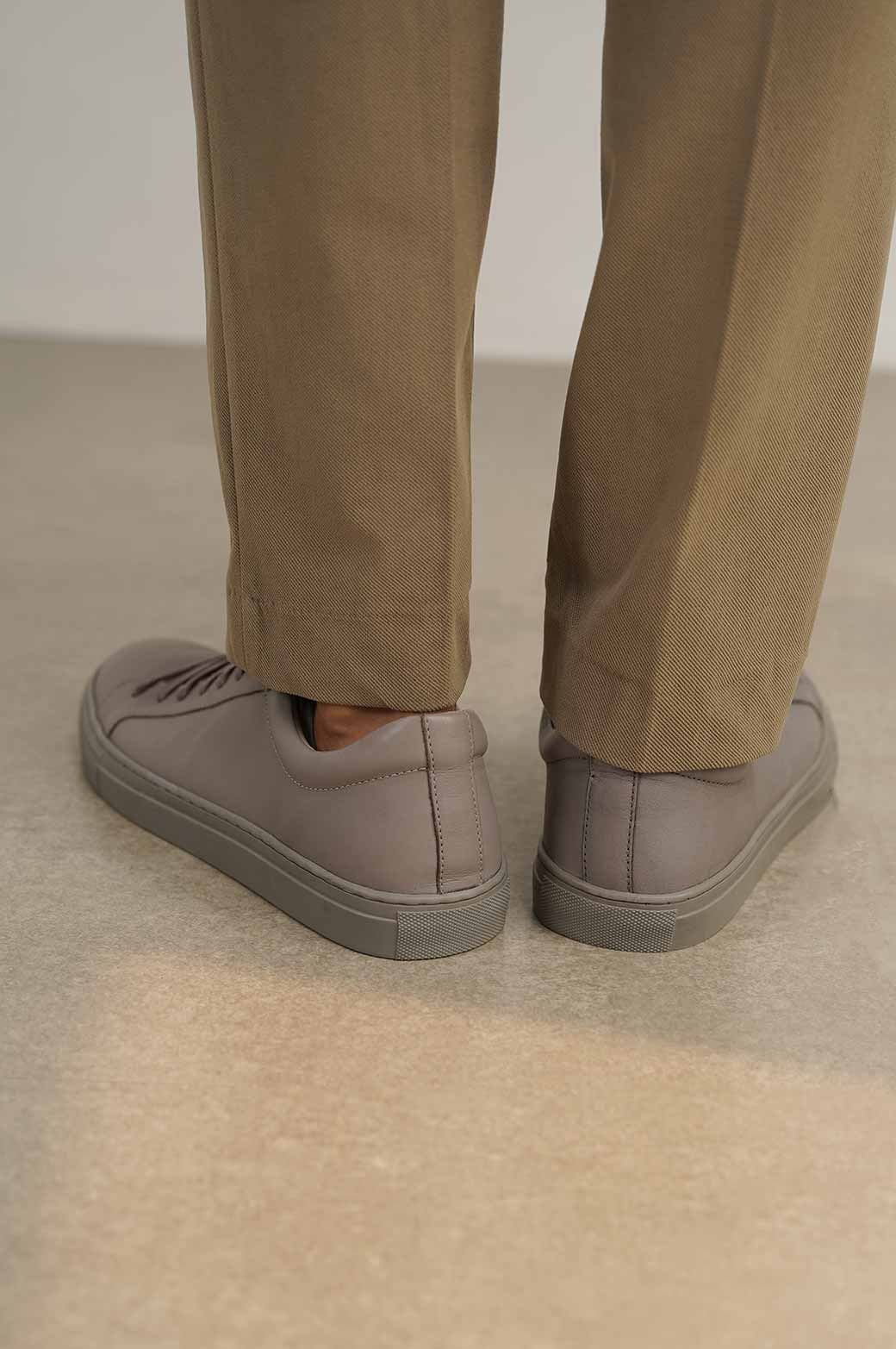 GREY SLEEK LEATHER SNEAKERS