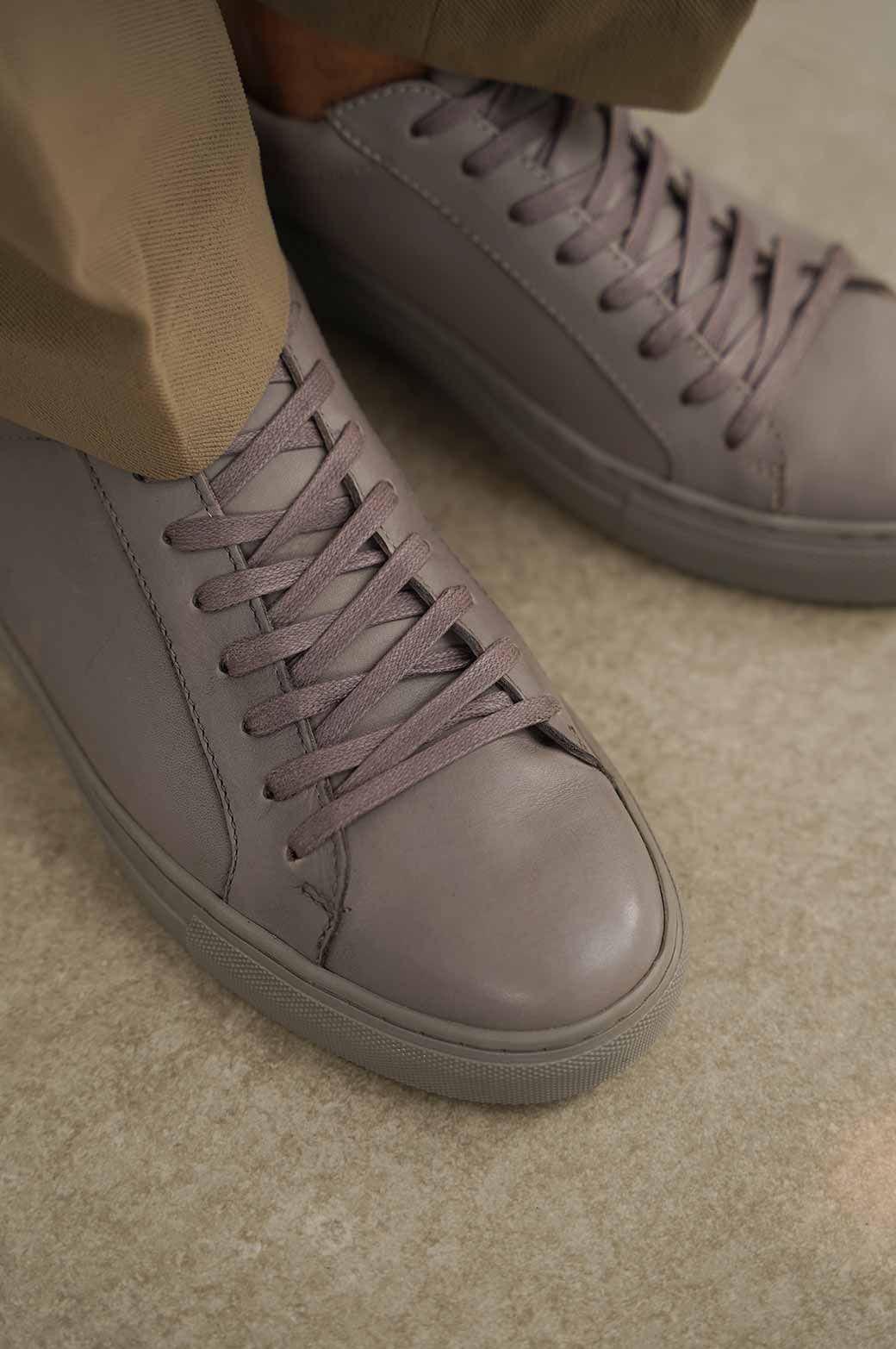 GREY SLEEK LEATHER SNEAKERS