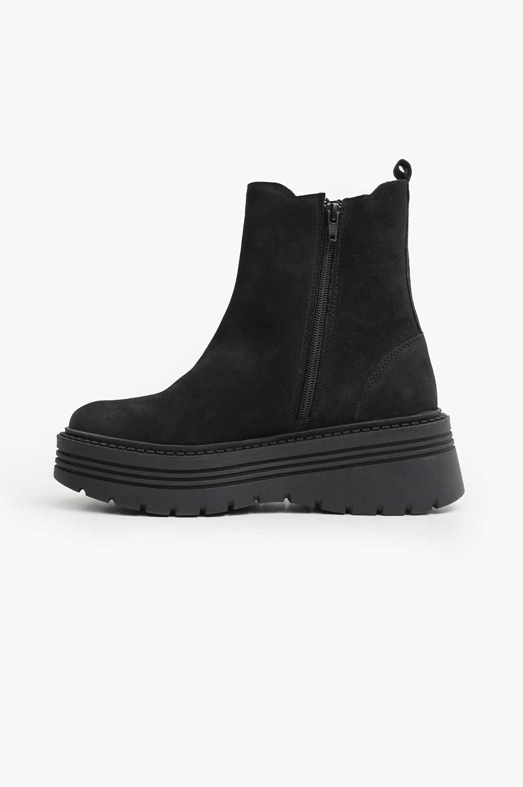 BLACK LEATHER TRACK SOLE CHELSEA BOOTS