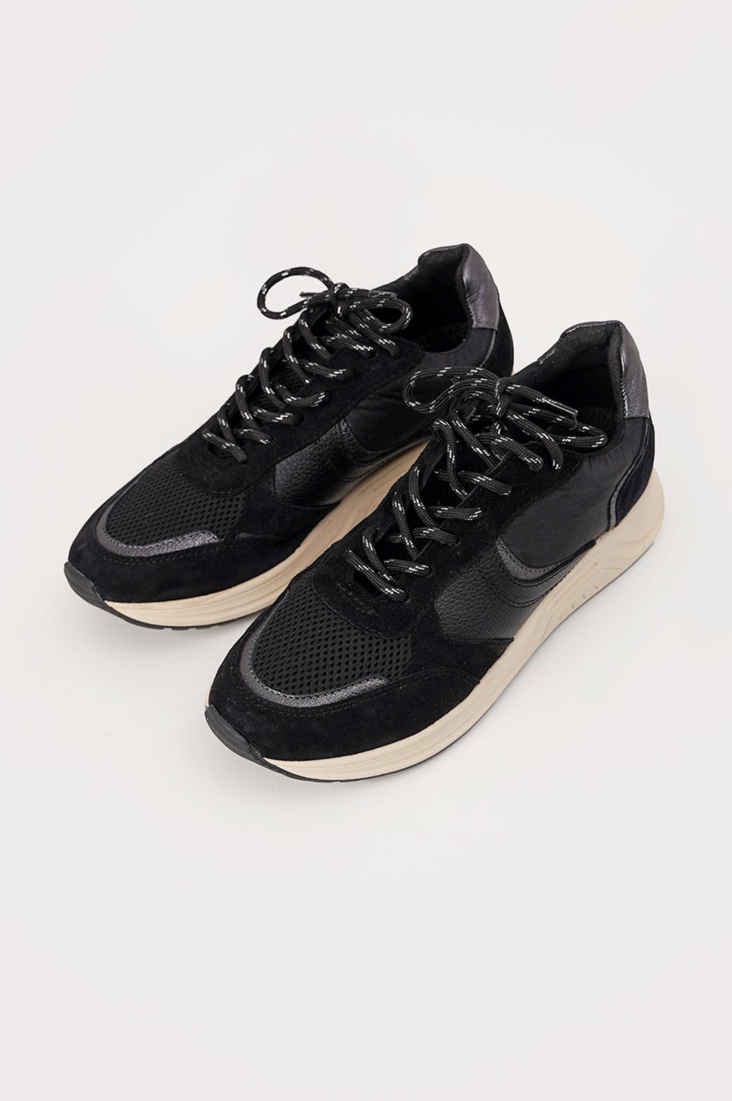 BLACK EVERYDAY SNEAKERS