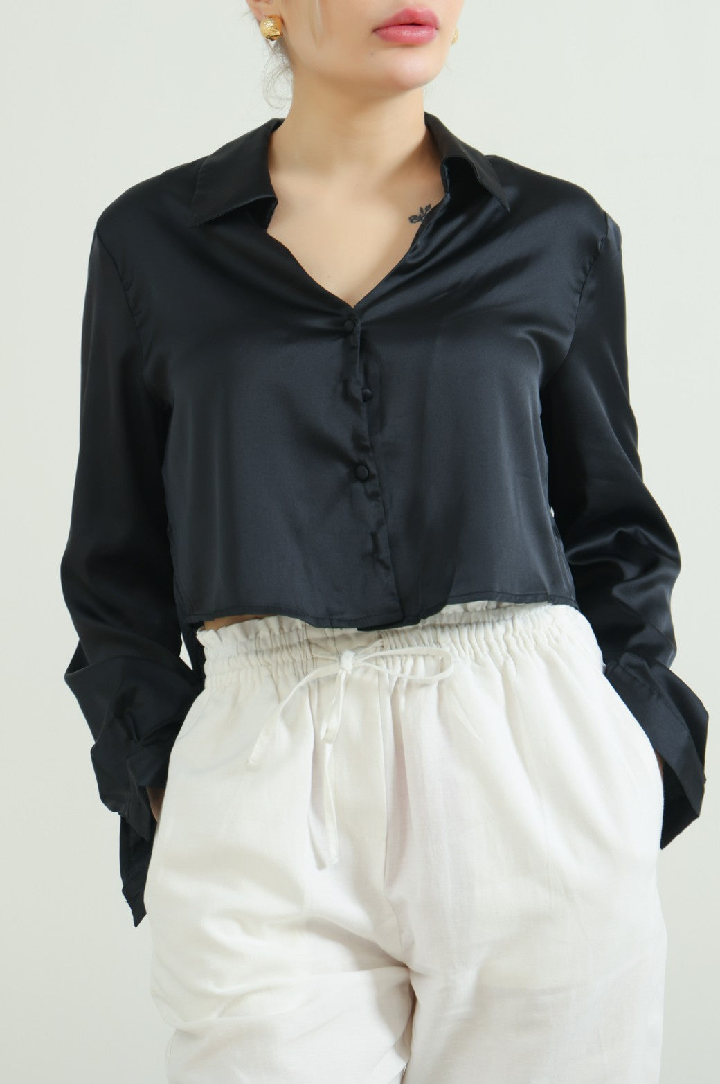 BLACK CROPPED SILK SHIRT