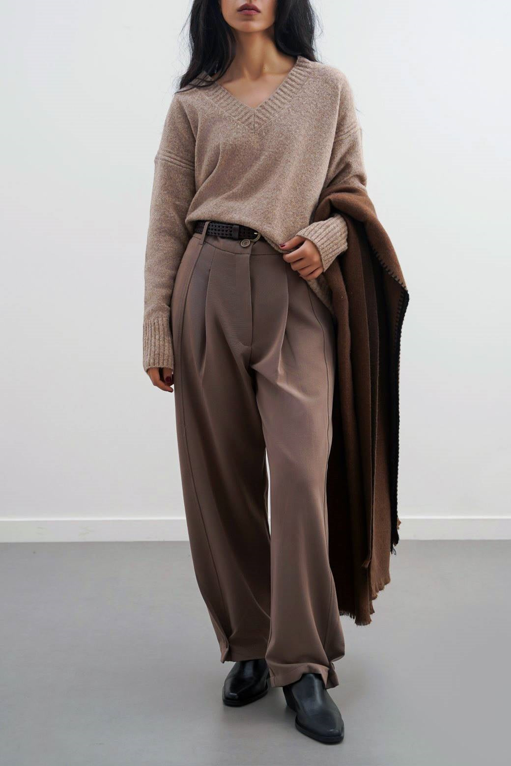 CLASSIC V-NECK JUMPER – Lama Retail