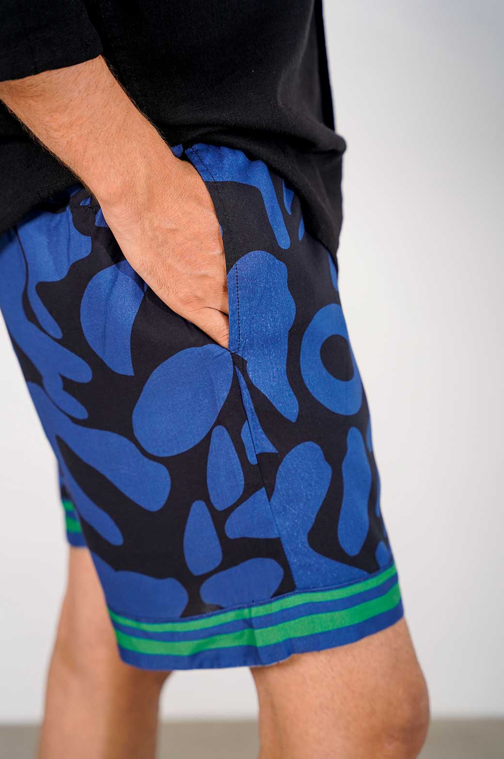 BLACK PRINTED DRAWSTRING SHORTS