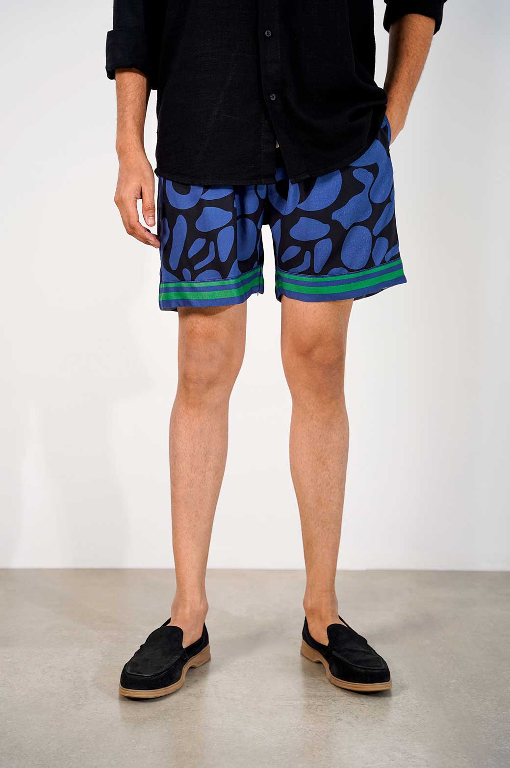 BLACK PRINTED DRAWSTRING SHORTS