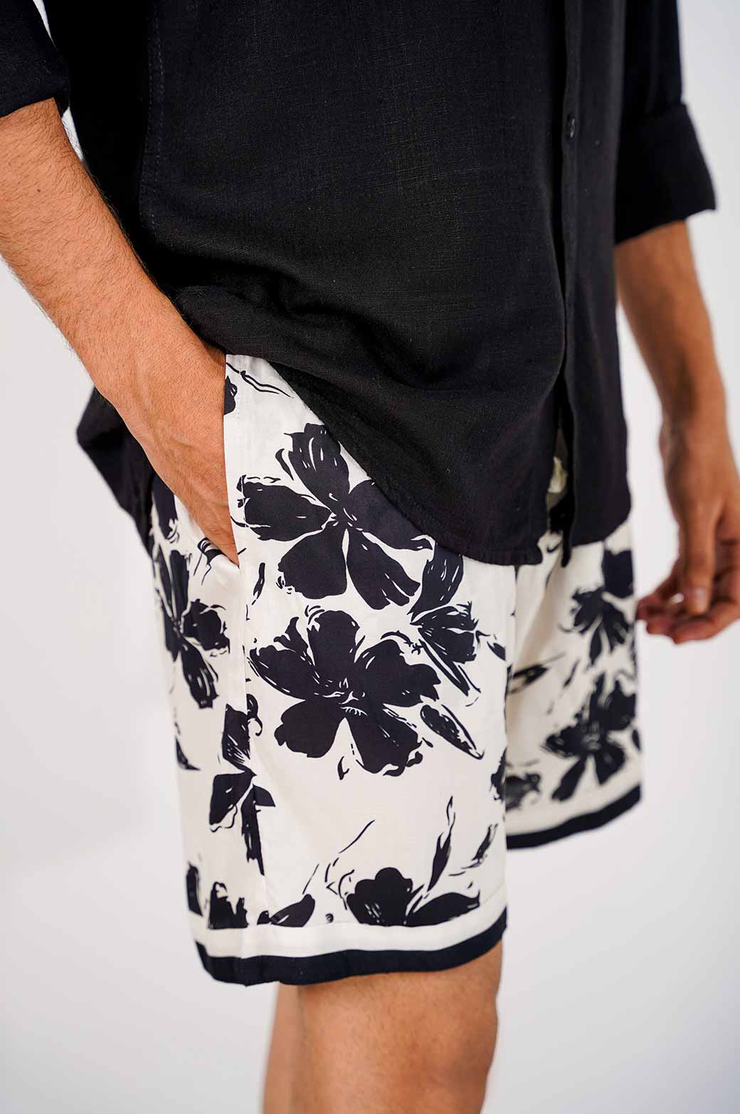 WHITE PRINTED DRAWSTRING SHORTS