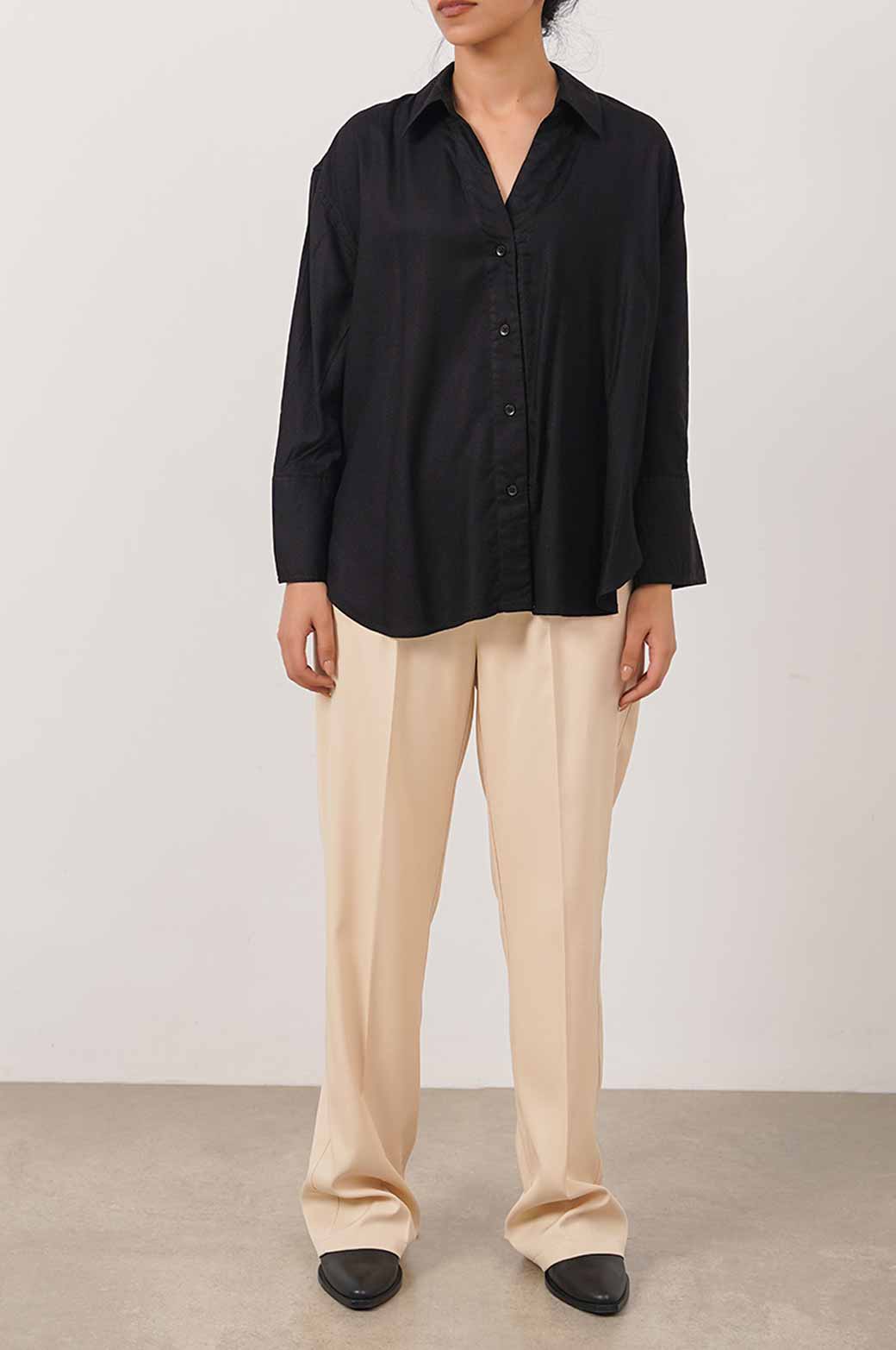 BLACK BASIC BUTTON DOWN SHIRT