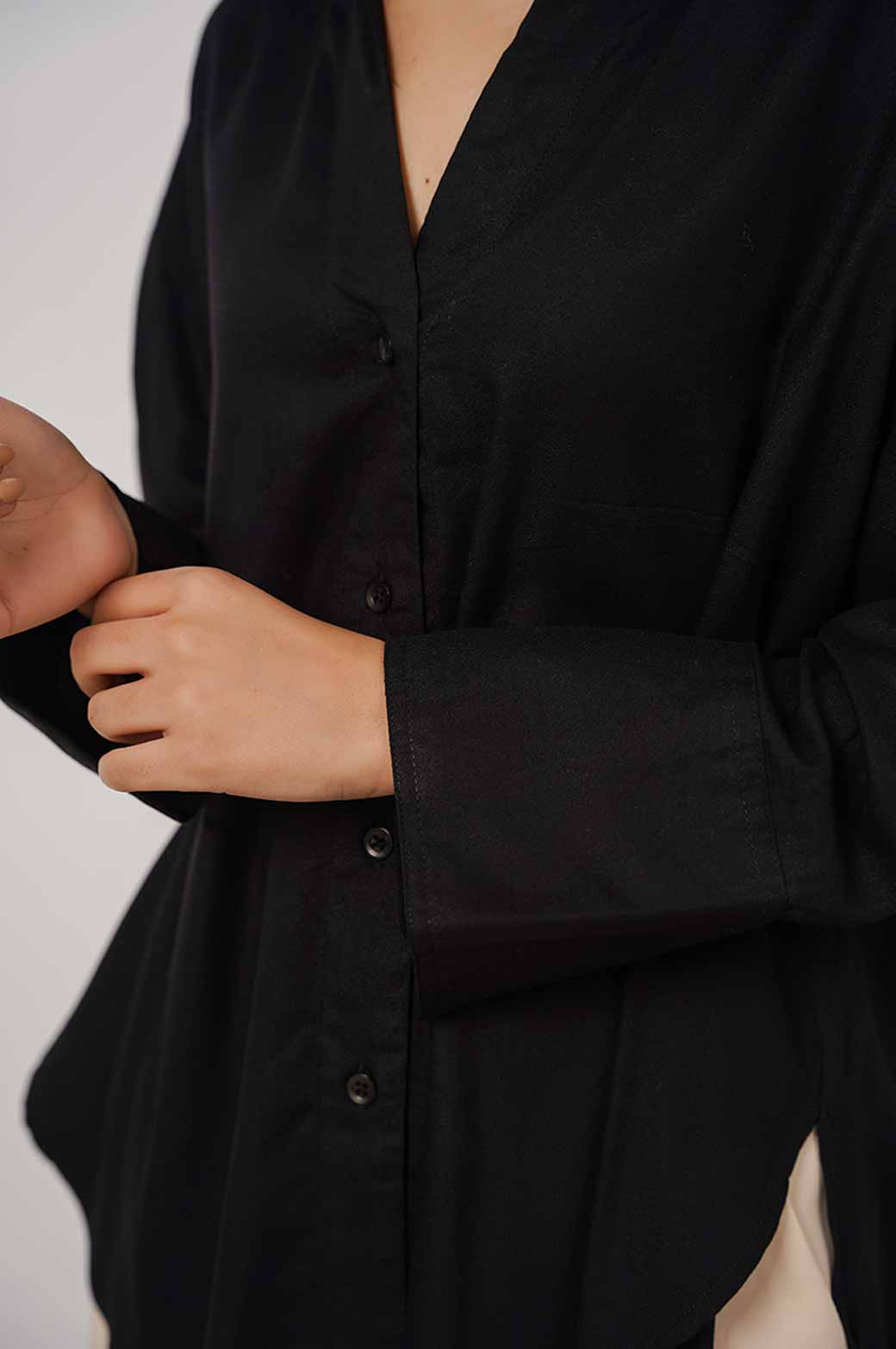 BLACK BASIC BUTTON DOWN SHIRT