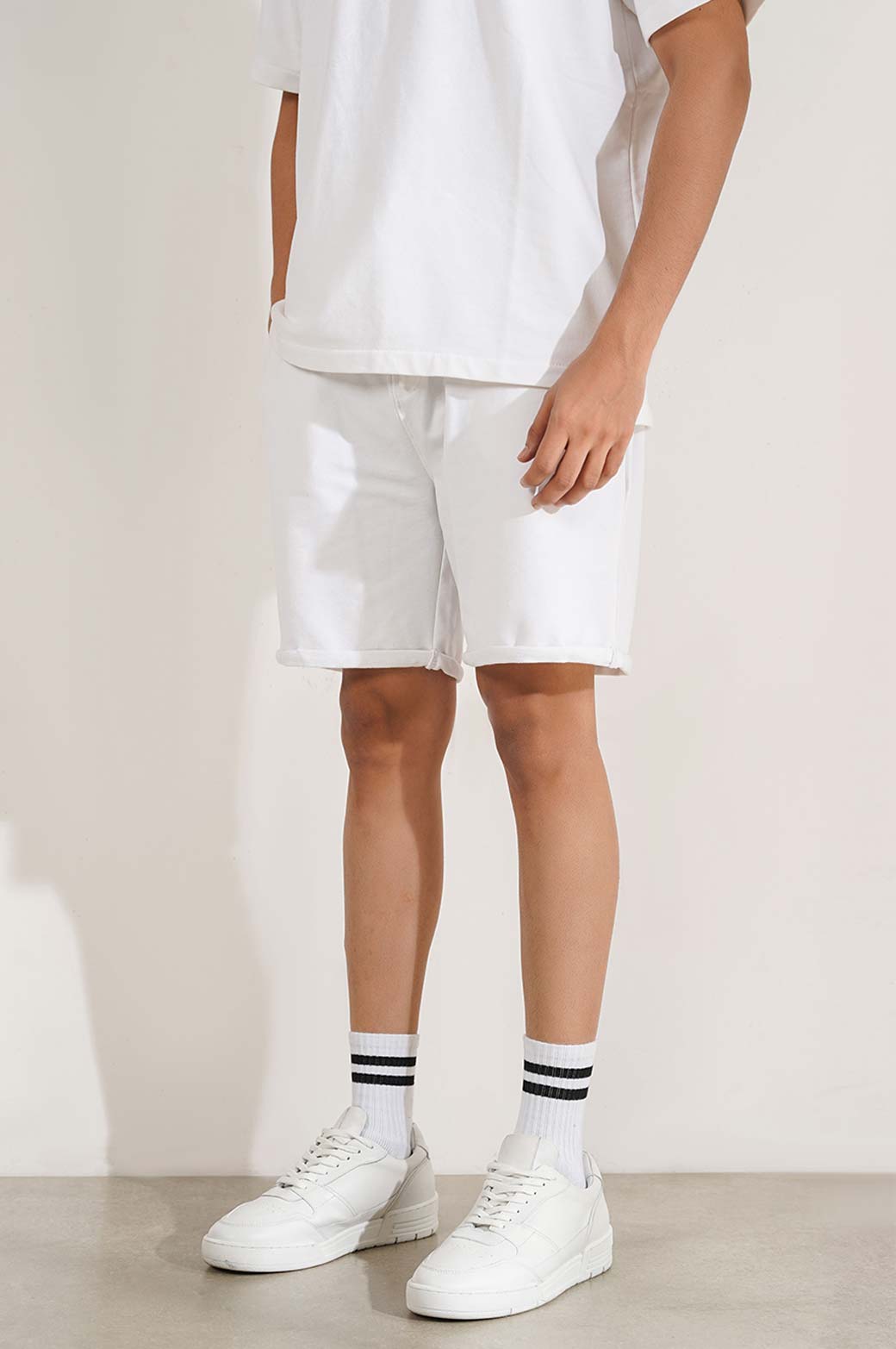 WHITE DRAWSTRING SHORTS
