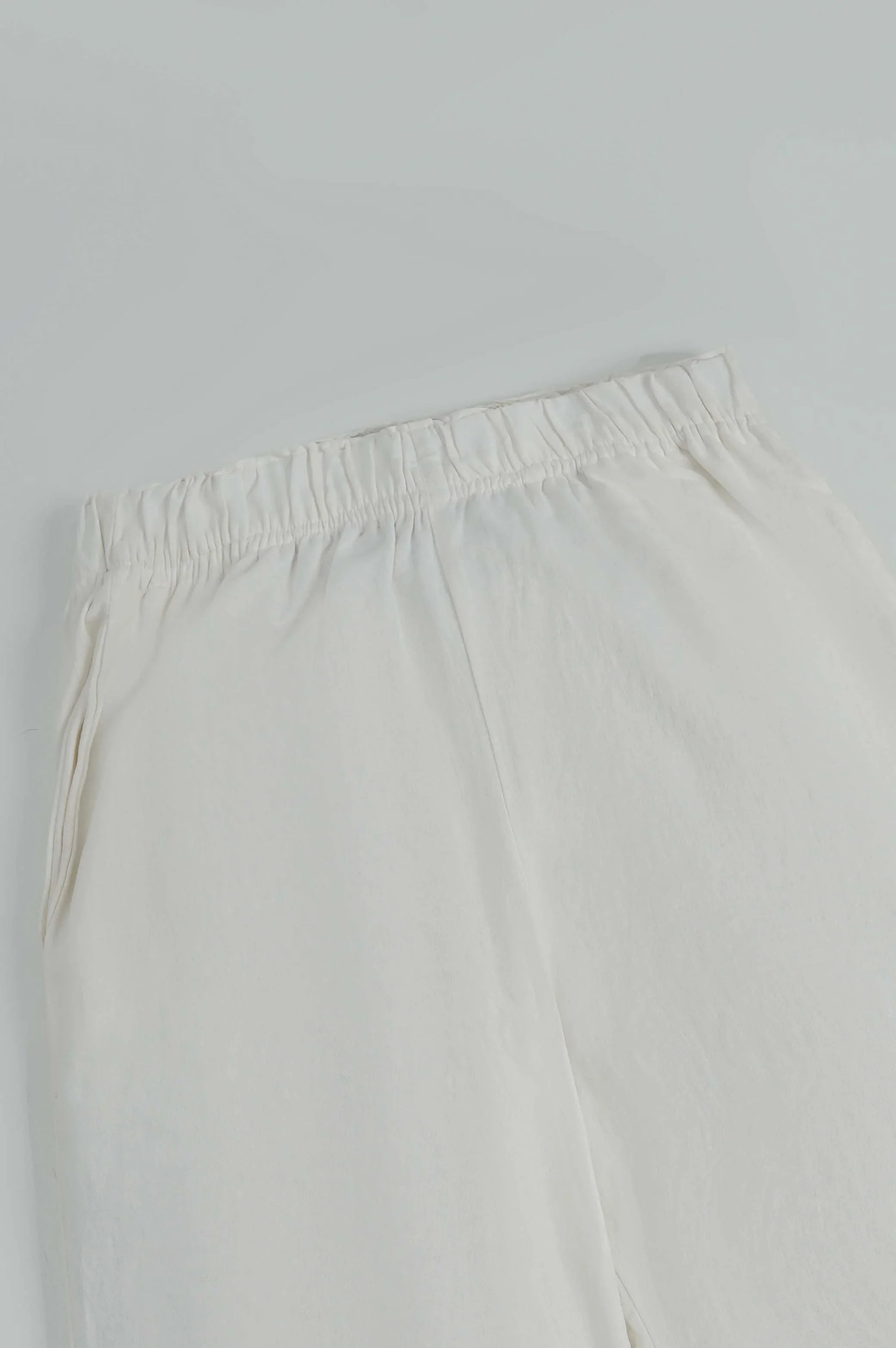 WHITE WIDE ANKLE-CUT PANTS