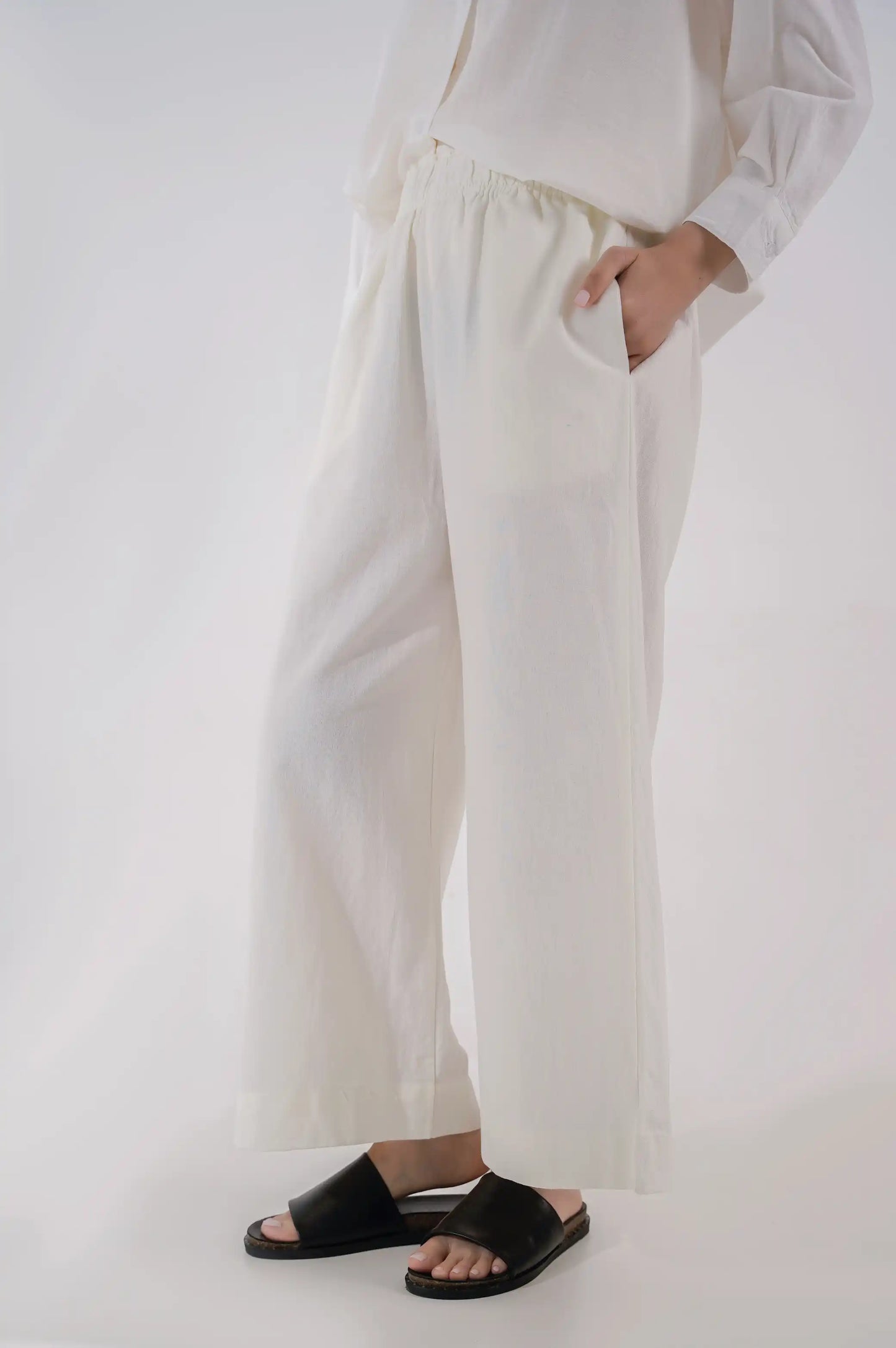 WHITE WIDE ANKLE-CUT PANTS