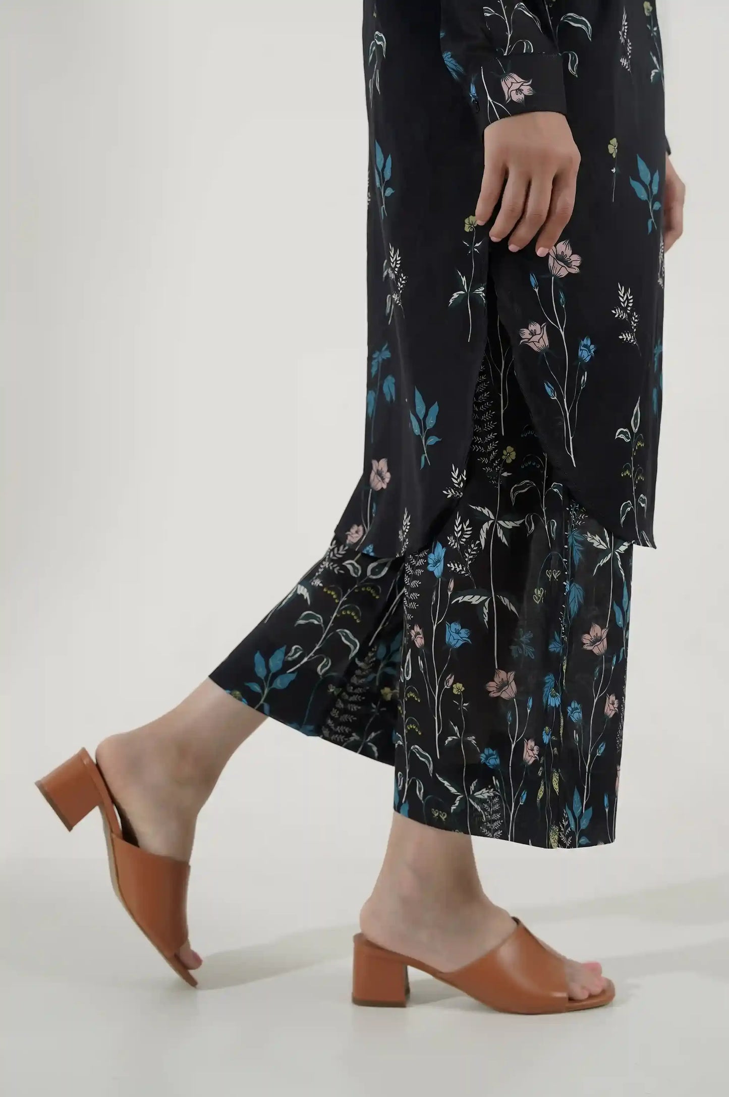 BLACK GARDENIA PRINTED PANTS