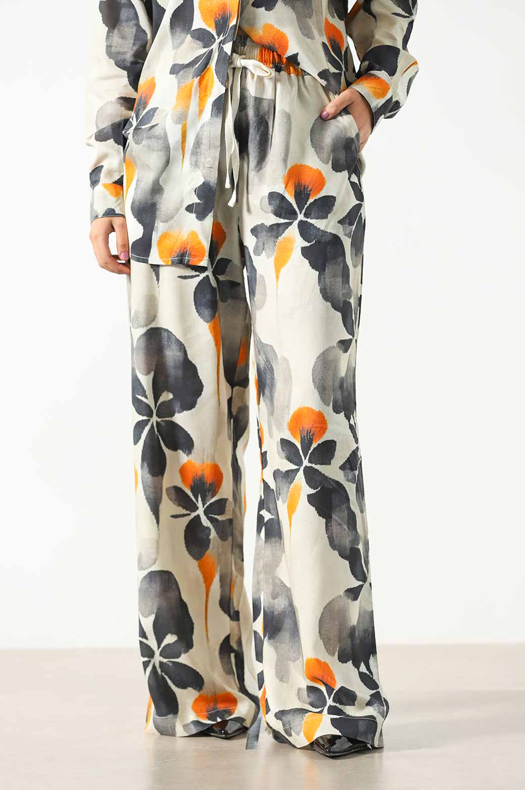 WHITE PRINTED DRAWSTRING TROUSERS