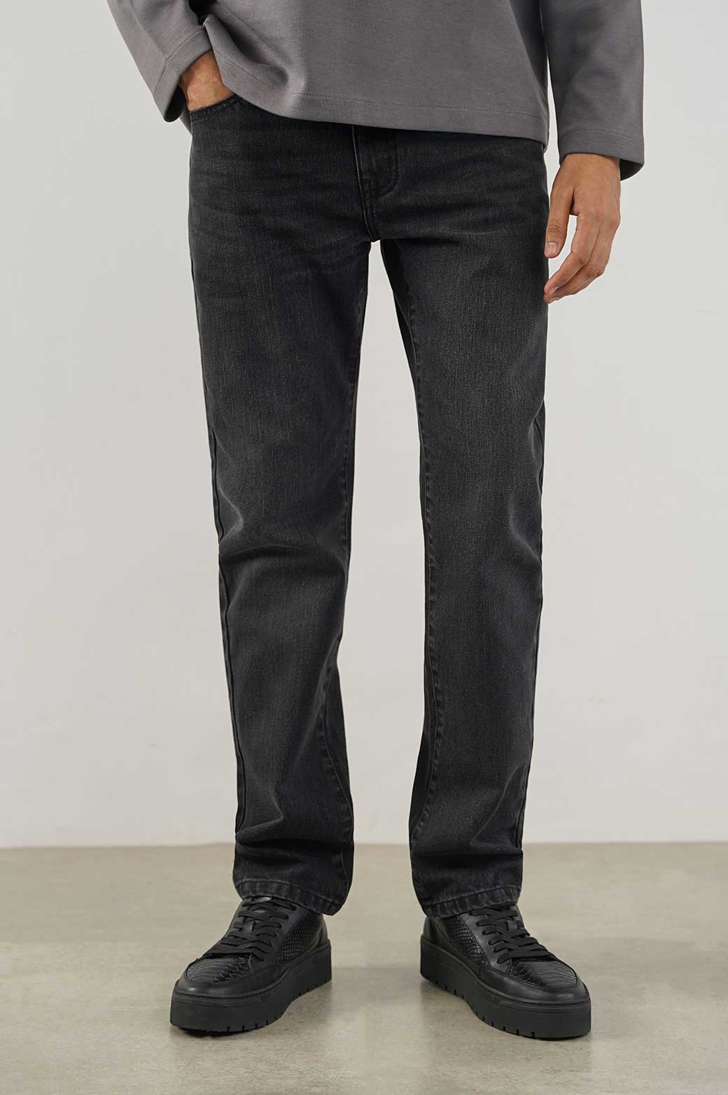BLACK STRAIGHT FIT JEANS