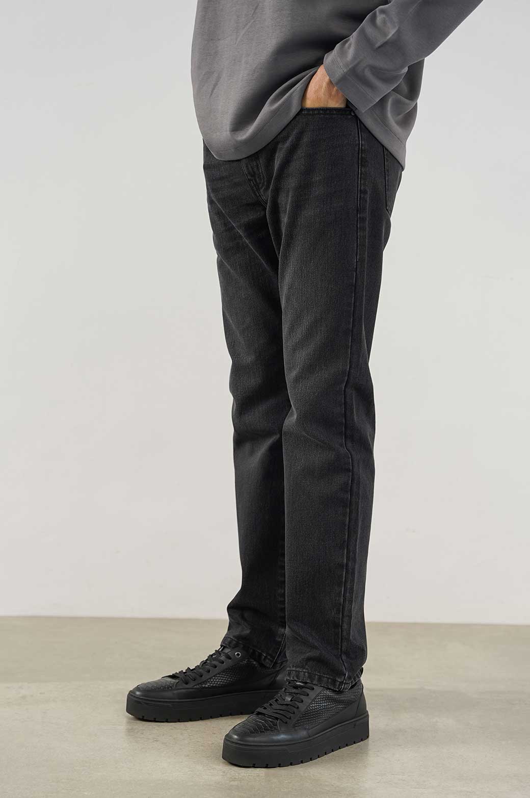 BLACK STRAIGHT FIT JEANS