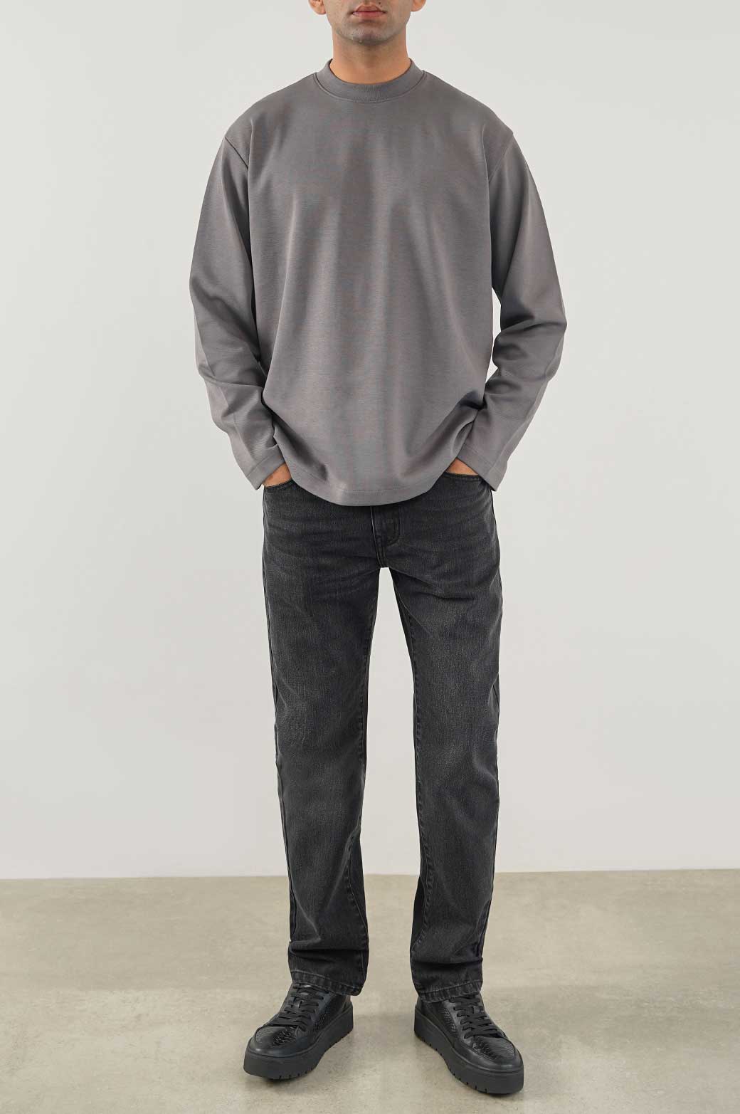 BLACK STRAIGHT FIT JEANS