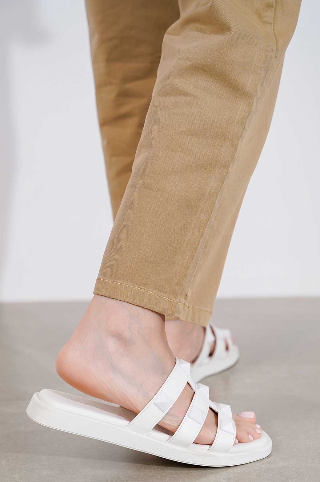 WHITE BASIC STUDED SLIDE