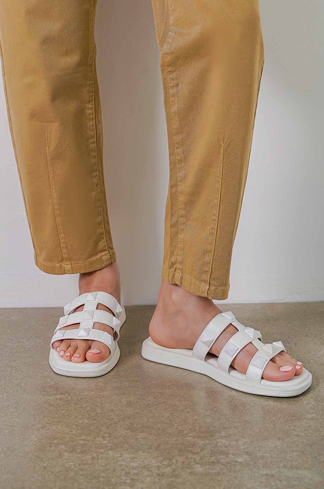 WHITE BASIC STUDED SLIDE