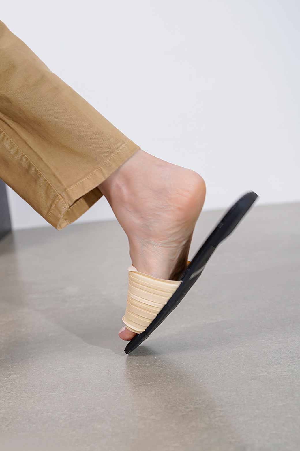 OFF WHITE PLEATED SLIDE