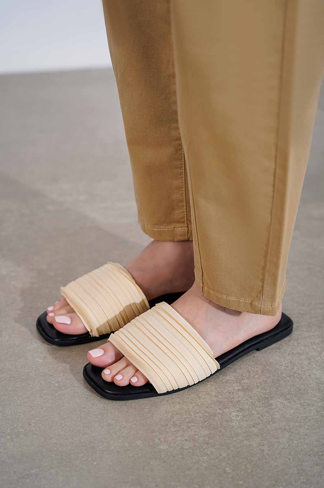 OFF WHITE PLEATED SLIDE