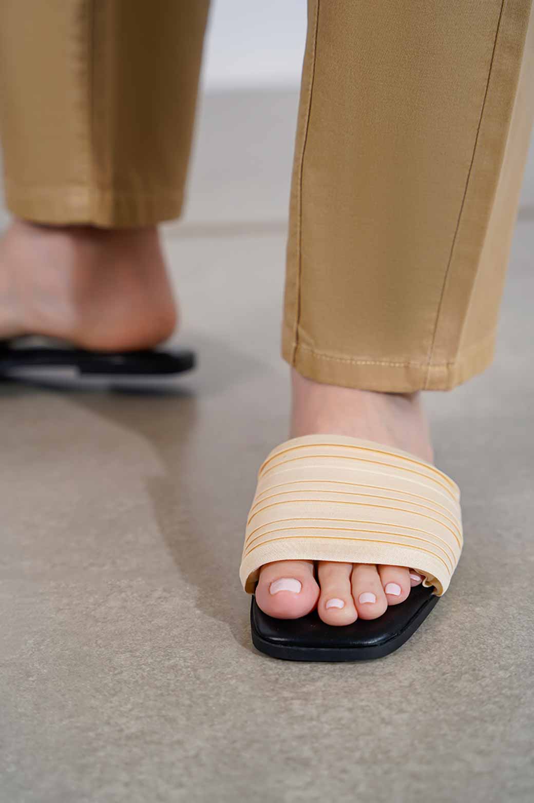OFF WHITE PLEATED SLIDE