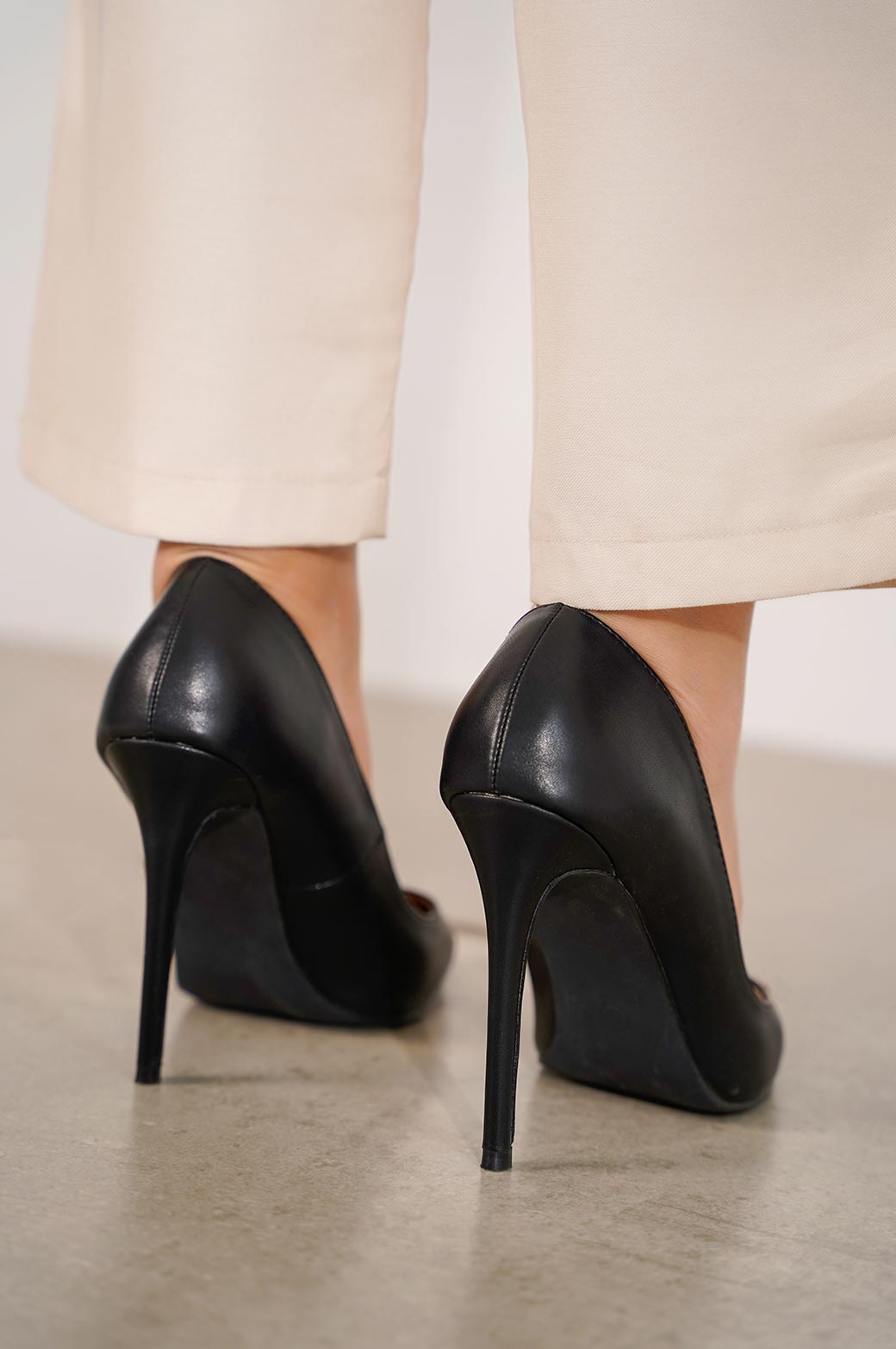 BLACK POINTED STILETTO HEEL