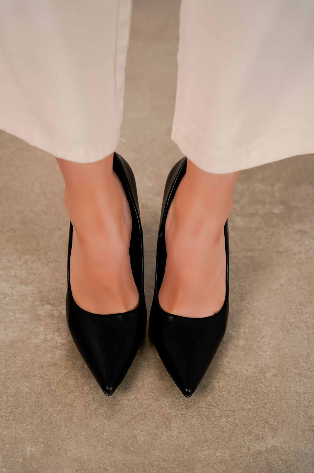 BLACK POINTED HIGH HEEL