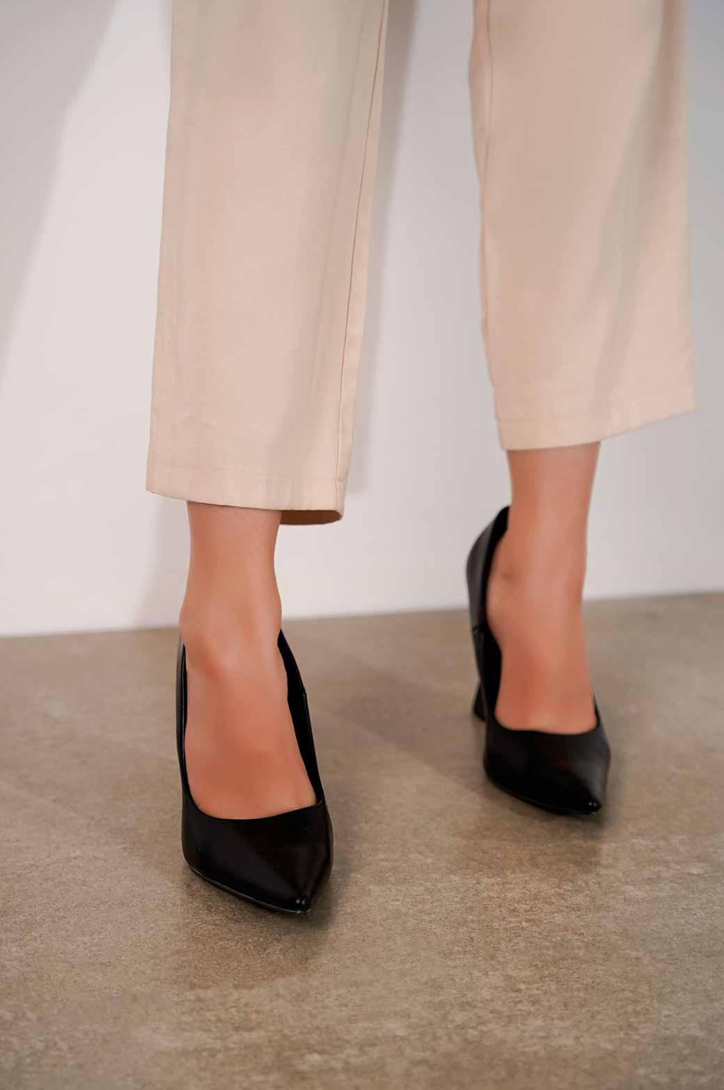 BLACK POINTED HIGH HEEL