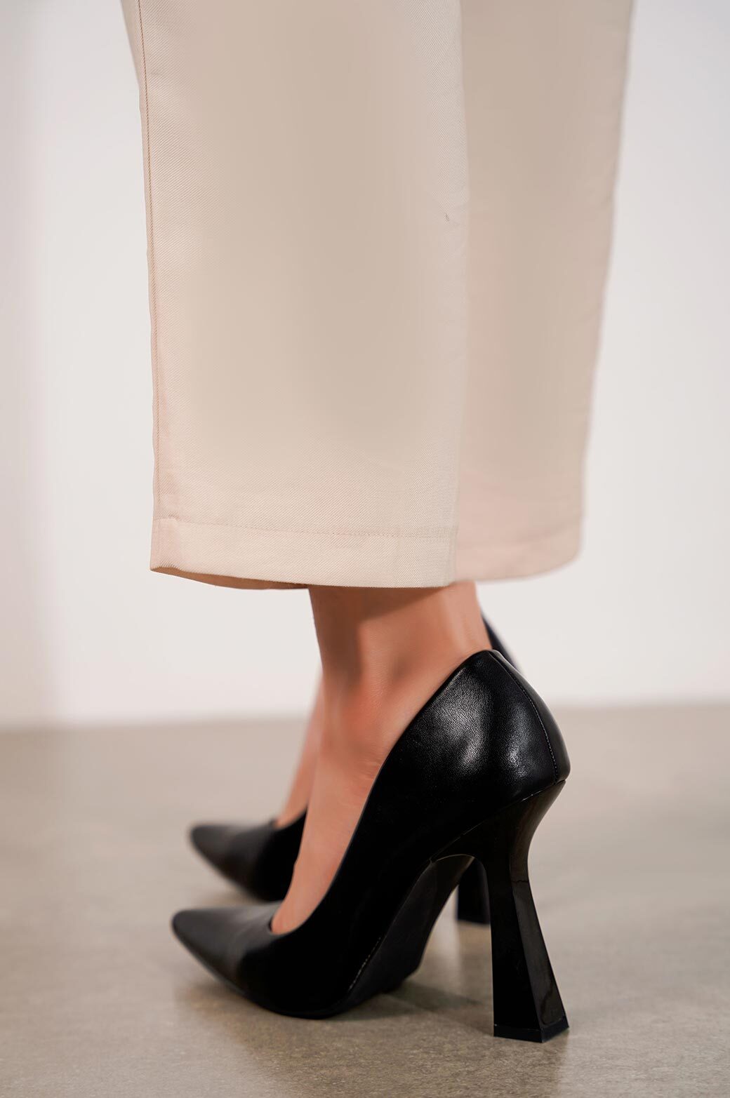 BLACK POINTED HIGH HEEL