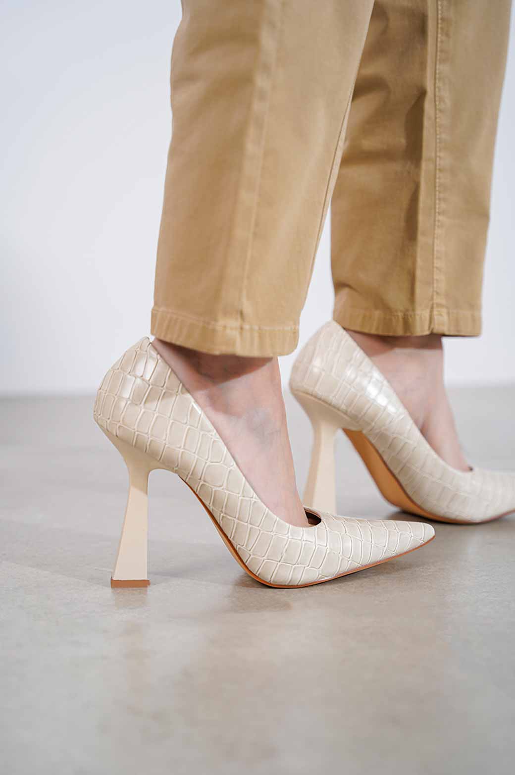 BEIGE CROCK POINTED CROC HIGH HEEL