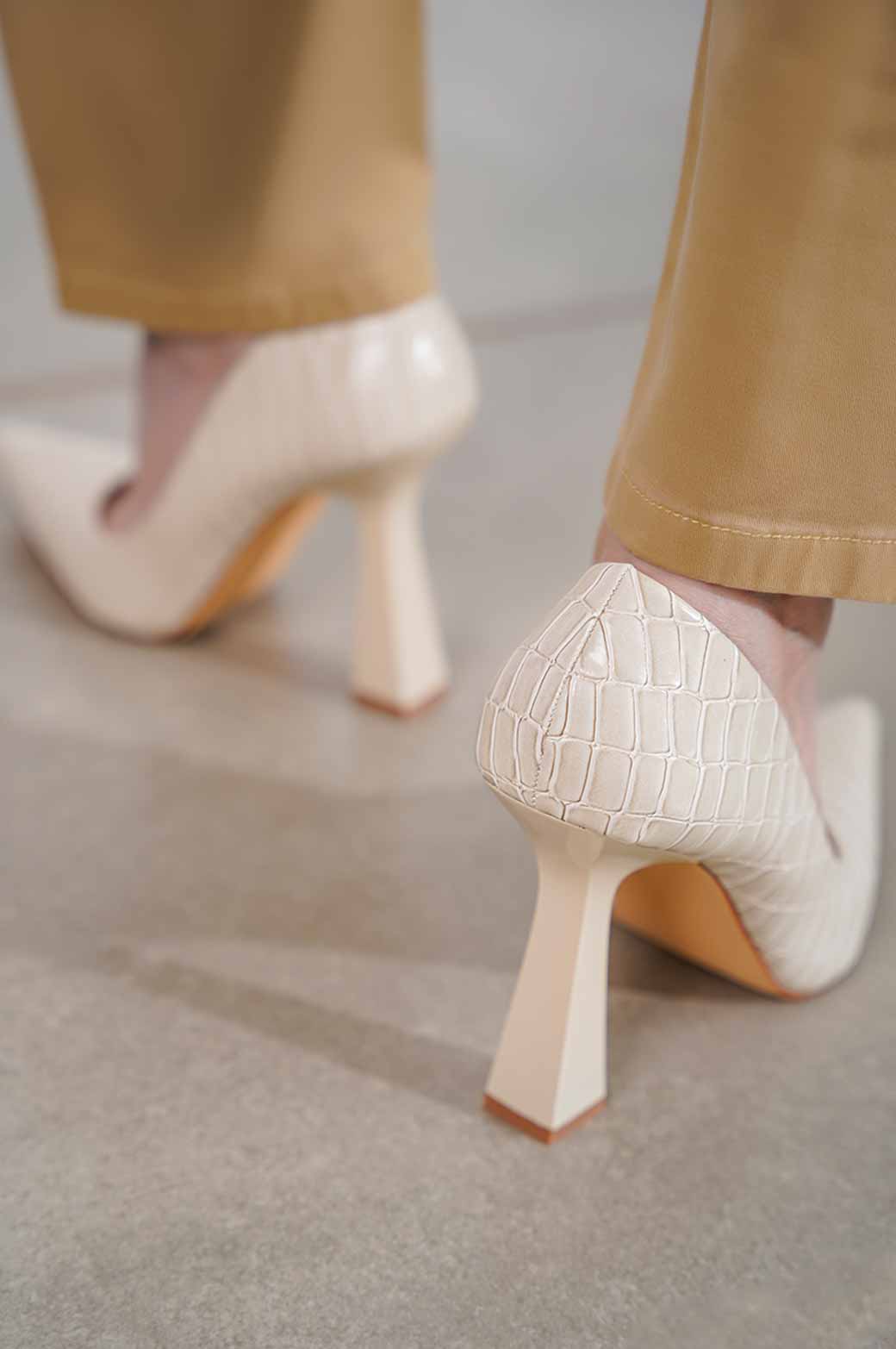 BEIGE CROCK POINTED CROC HIGH HEEL