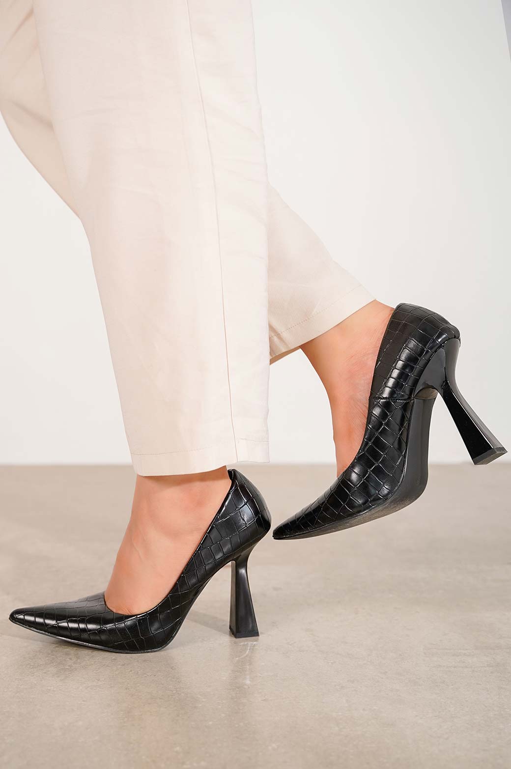 BLACK POINTED TEXTURED HEEL