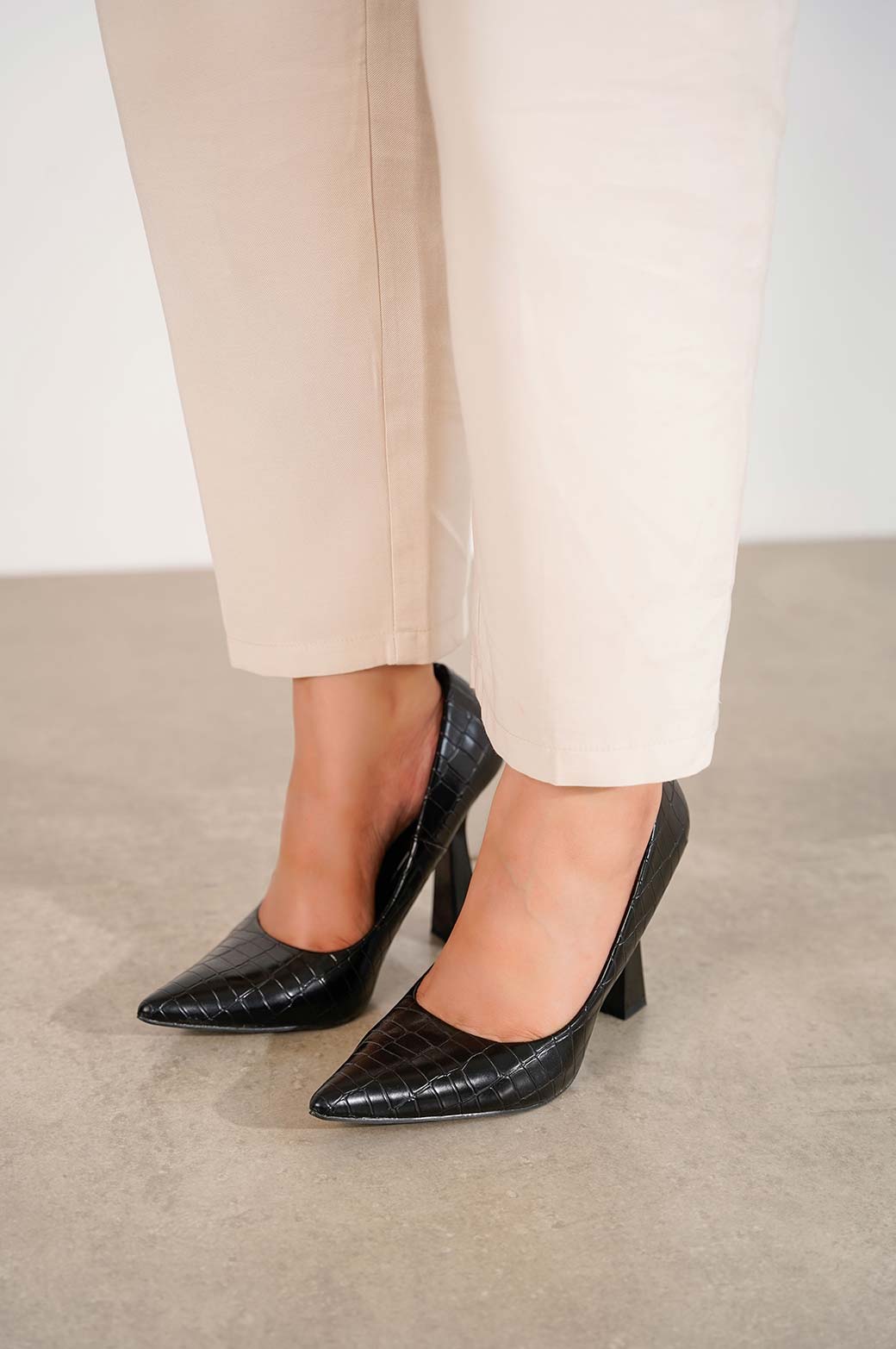 BLACK POINTED TEXTURED HEEL