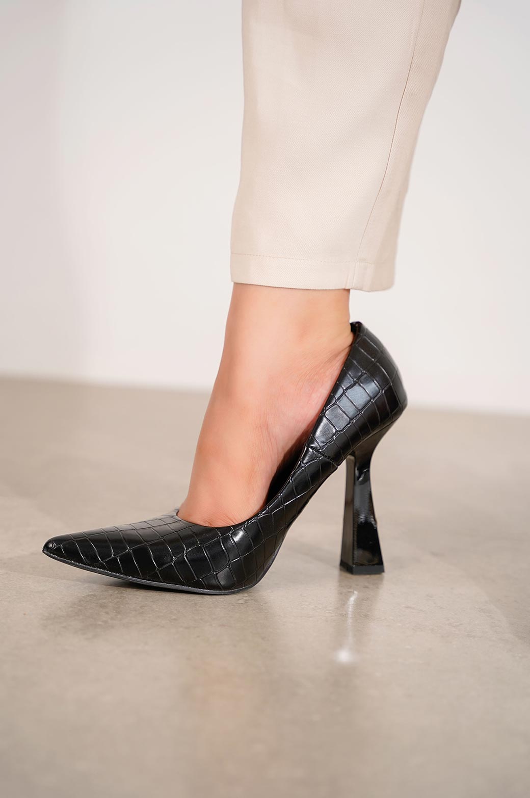 BLACK POINTED TEXTURED HEEL