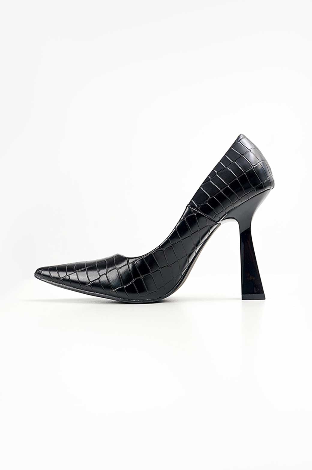 BLACK POINTED TEXTURED HEEL