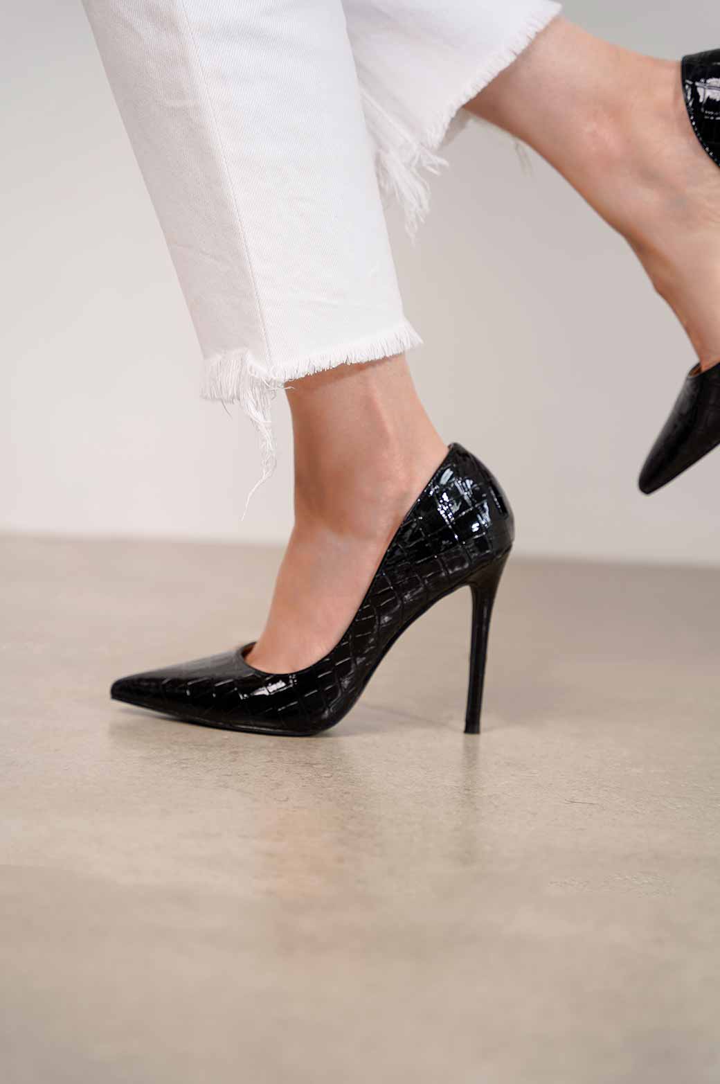 BLACK POINTED HIGH HEEL