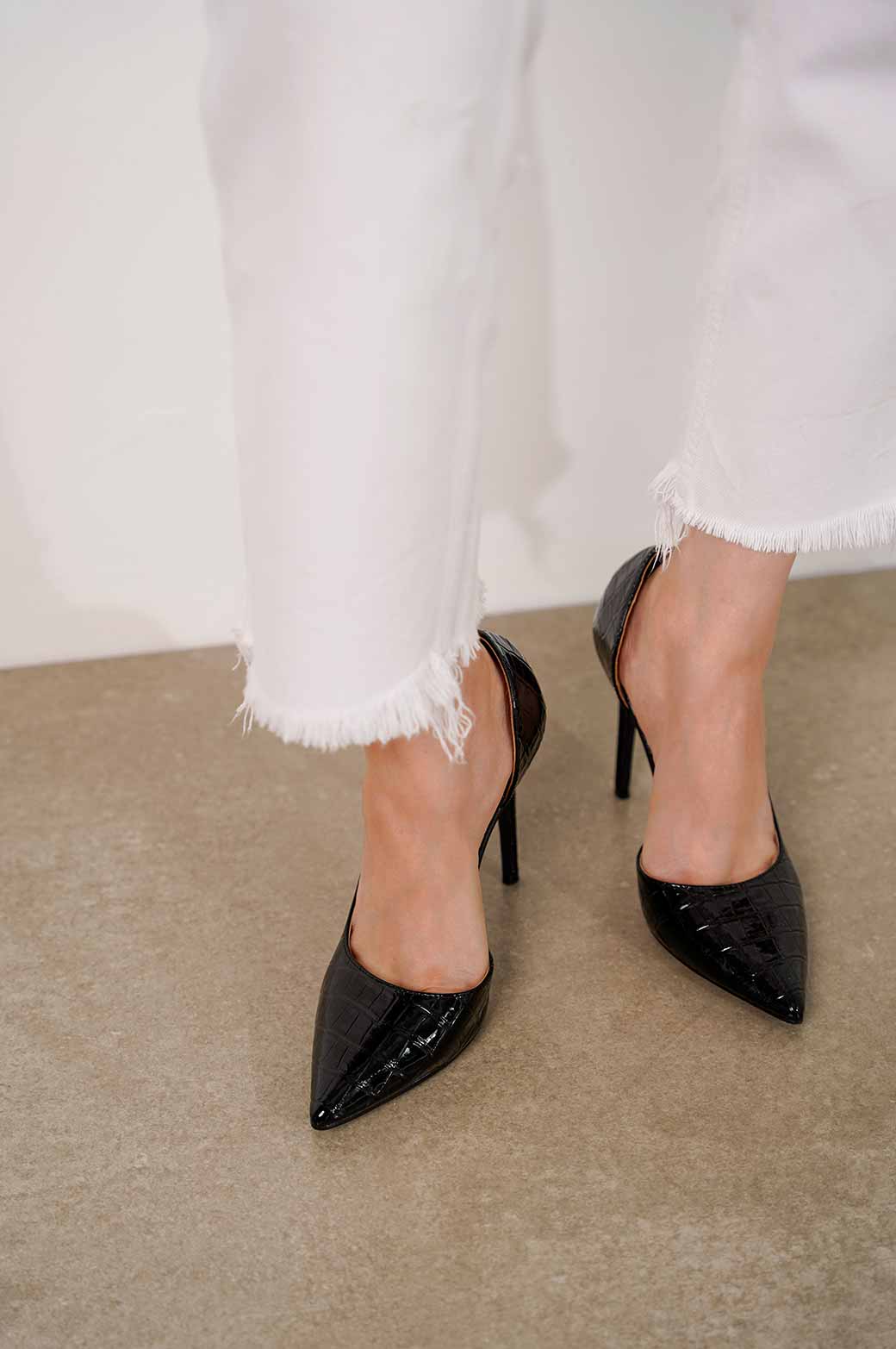BLACK POINTED HIGH HEEL