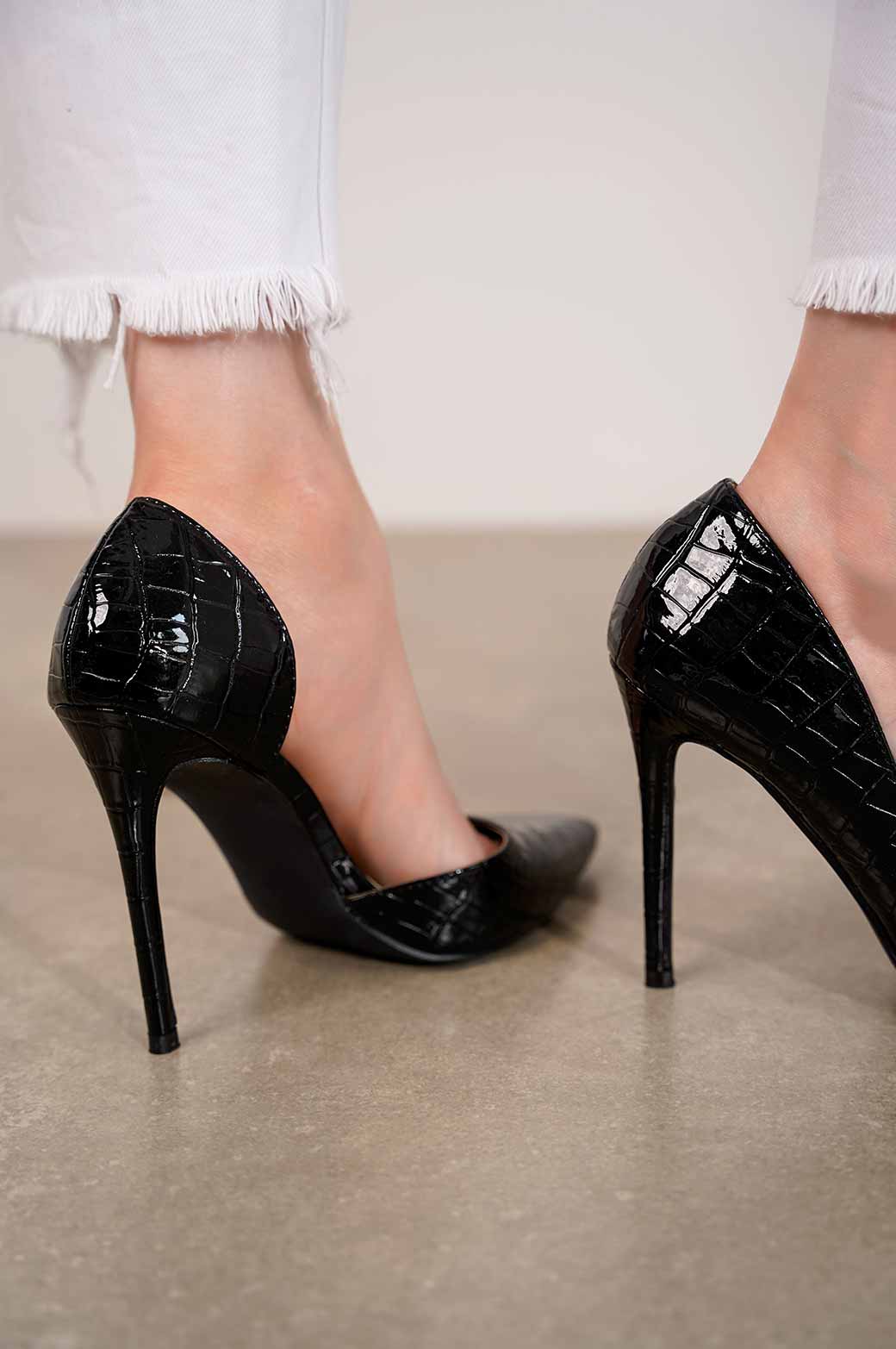 BLACK POINTED HIGH HEEL