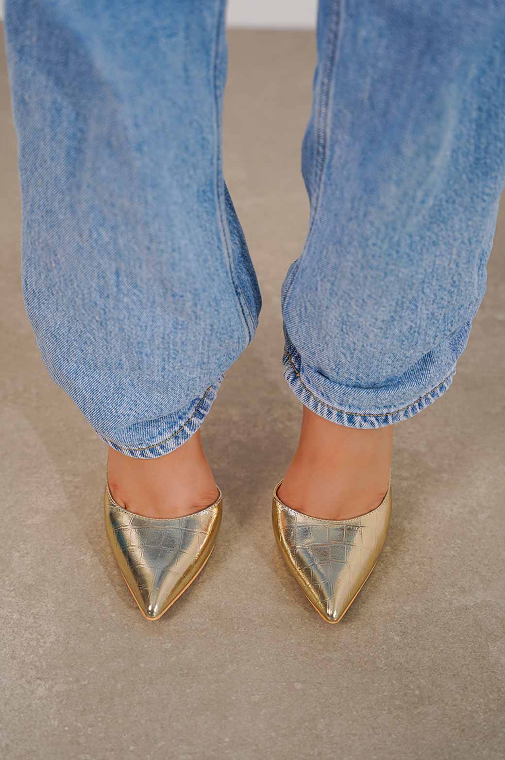 GOLD POINTED HIGH HEEL