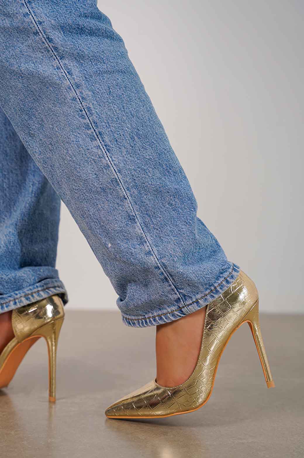 GOLD POINTED HIGH HEEL