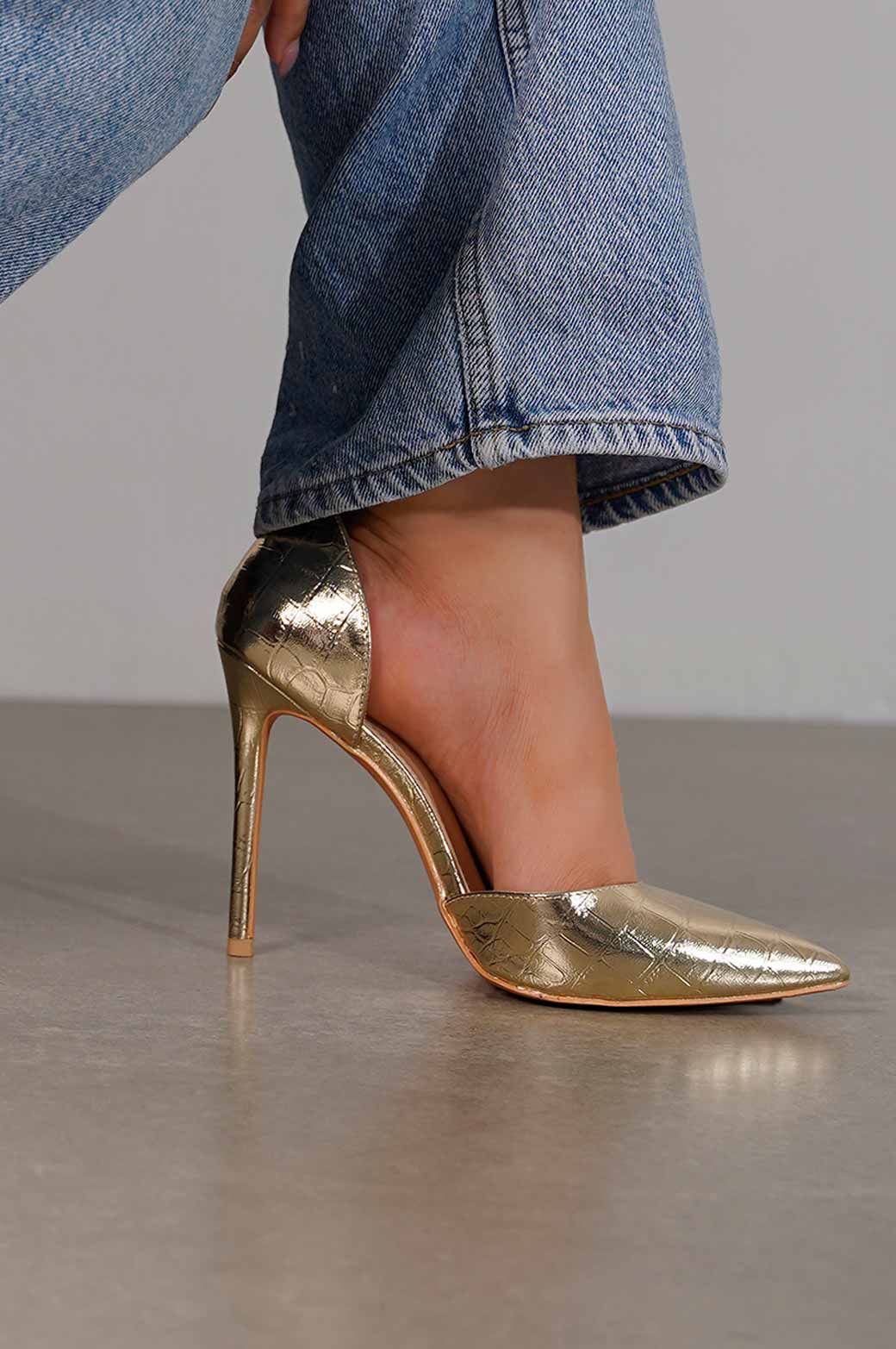 GOLD POINTED HIGH HEEL