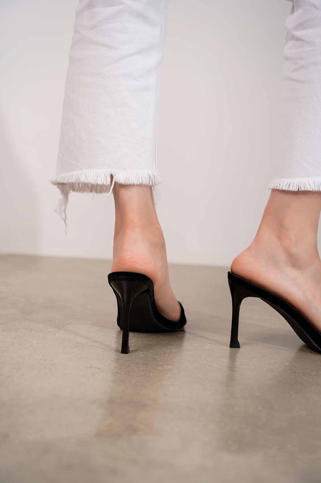 BLACK PLUSH HIGH HEEL