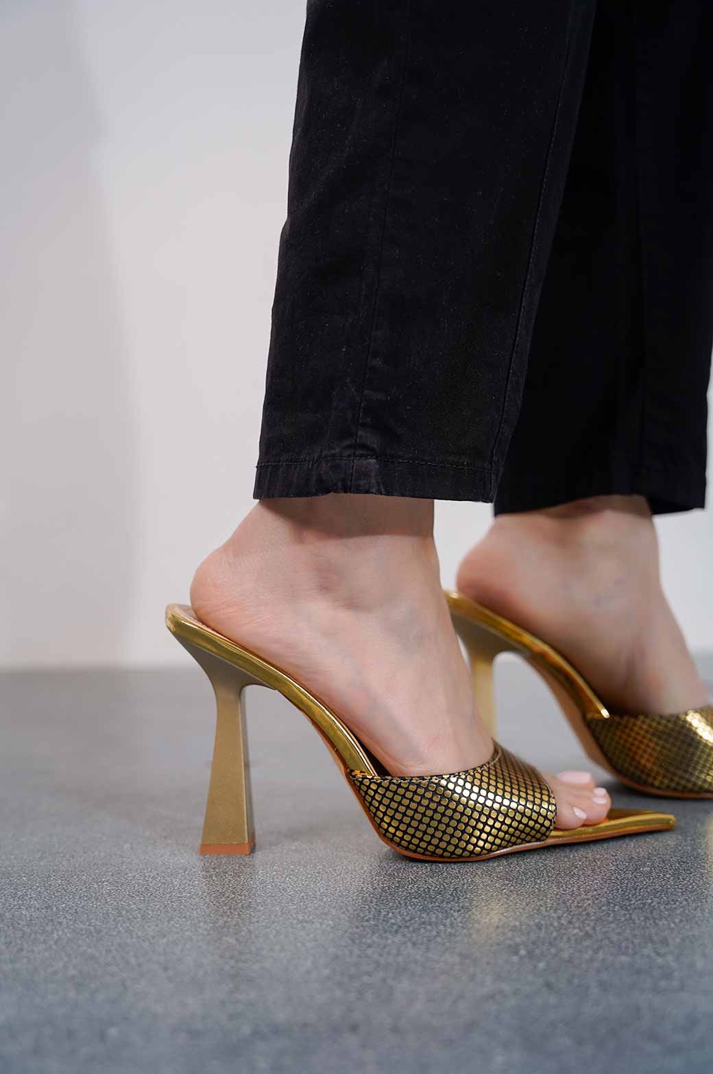 GOLD POINTED GOLD HEEL