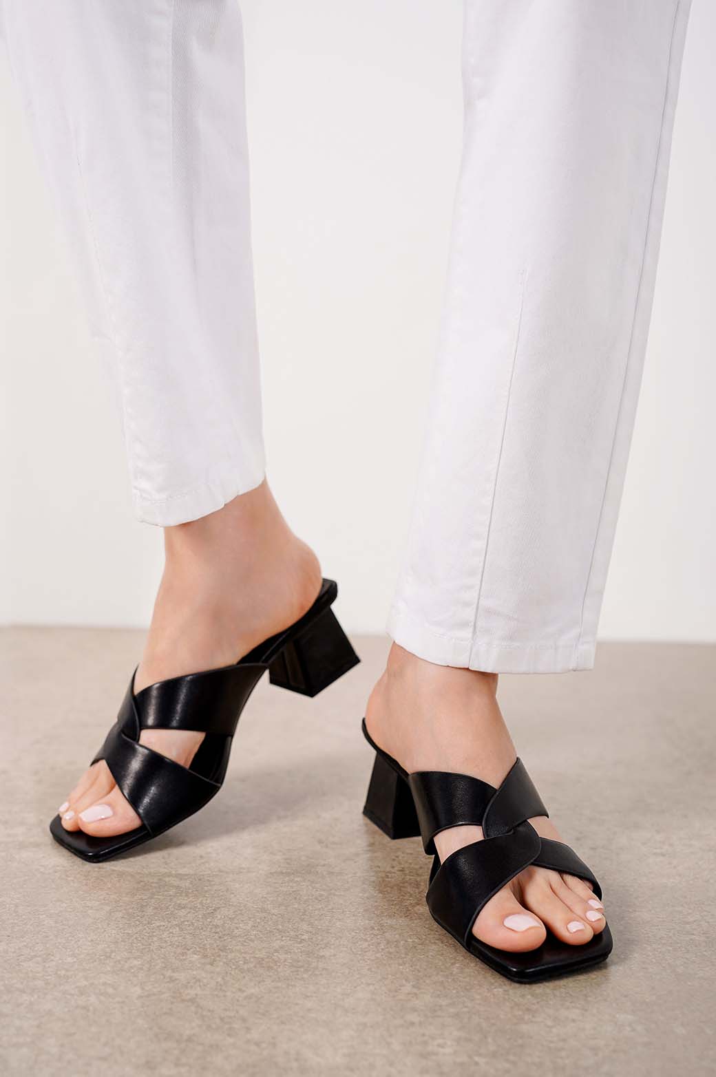 BLACK CROSS OVER BLOCK HEEL