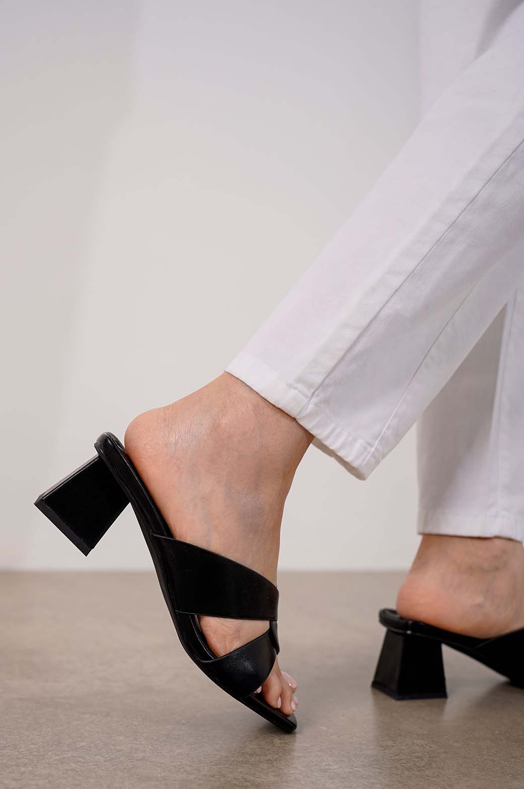 BLACK CROSS OVER BLOCK HEEL