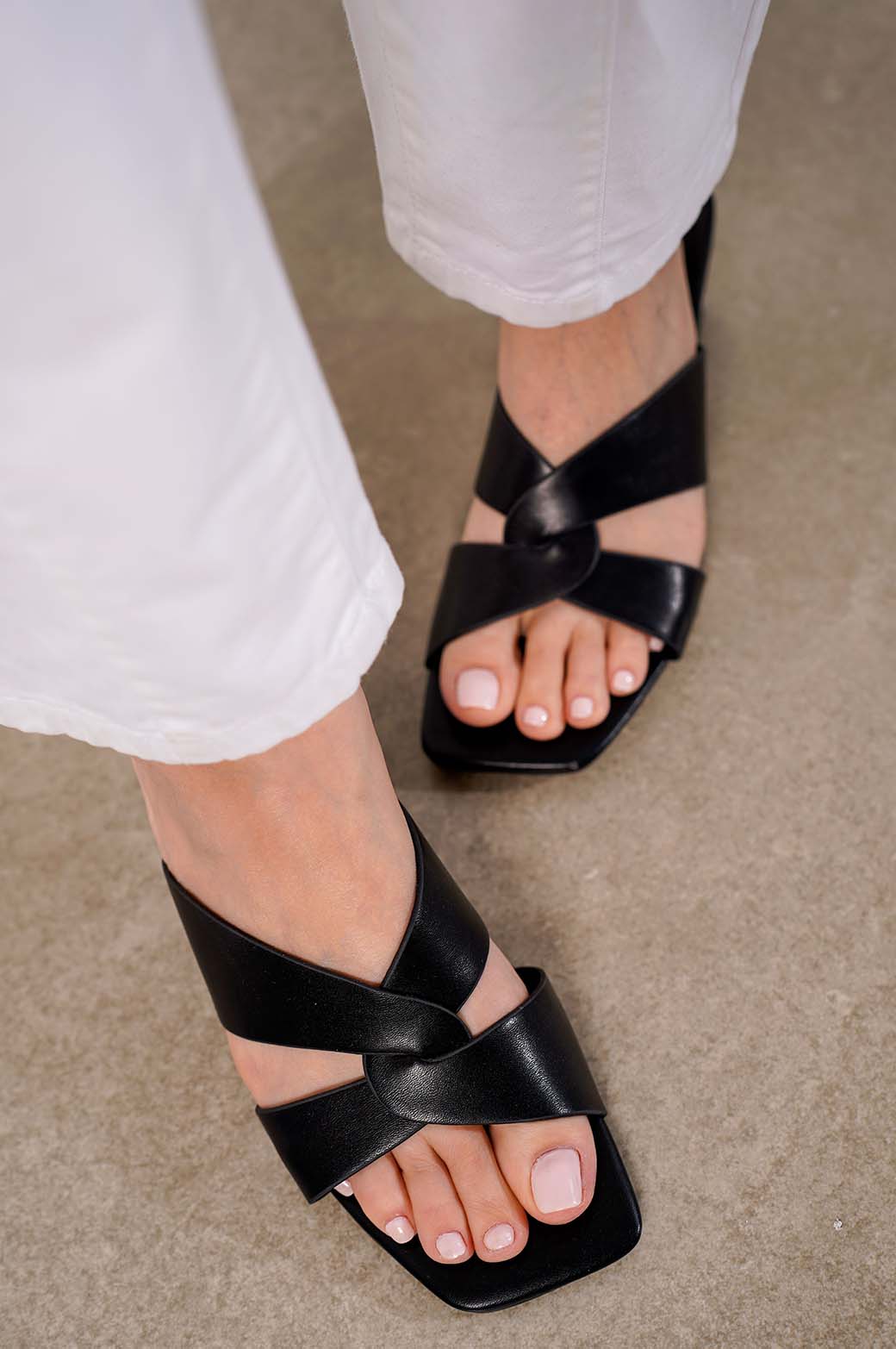 BLACK CROSS OVER BLOCK HEEL