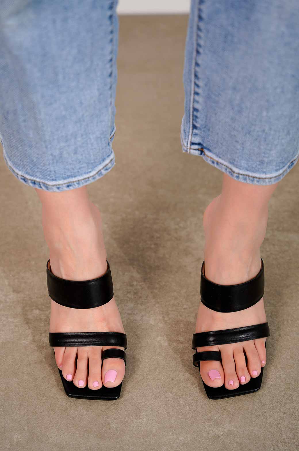 BLACK TOE RING HIGH HEEL