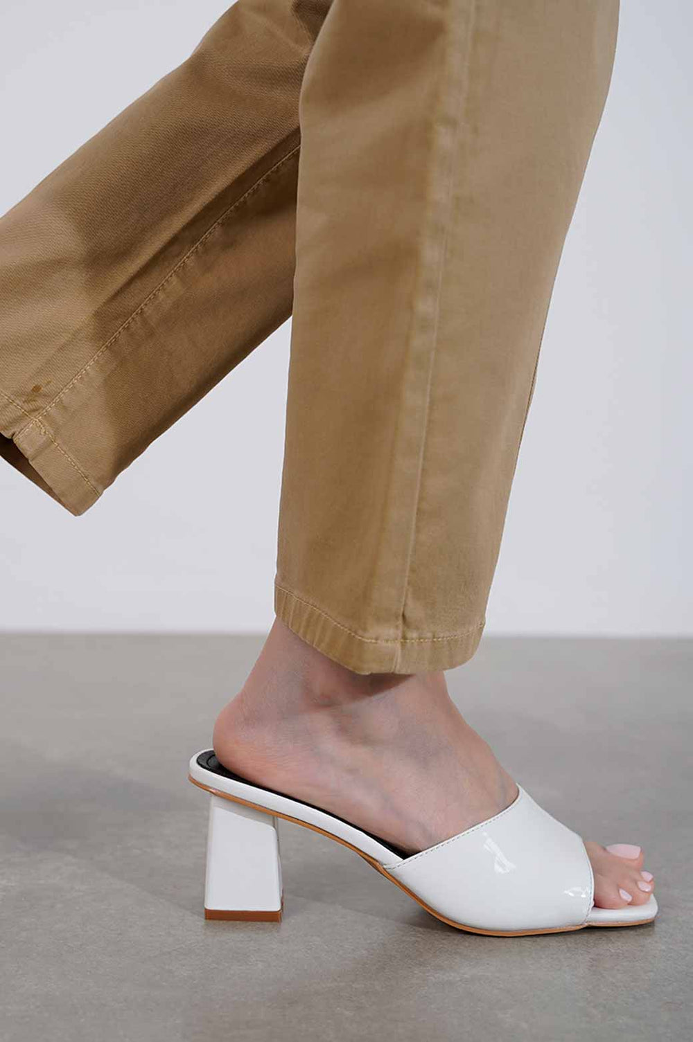 WHITE BLOCK HEEL MULE